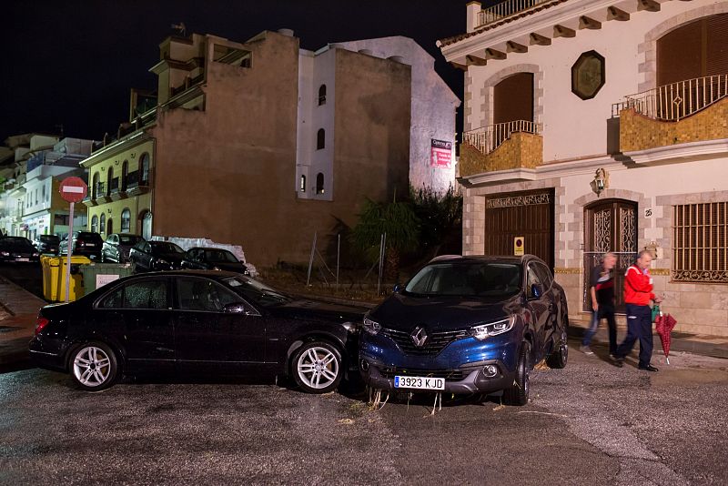 Vehículos arrastrados por las lluvias en la localidad malagueña de Alhaurín El Grande