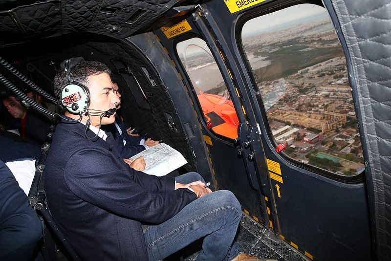 El presidente del Gobierno en funciones, Pedro Sánchez, sobrevuela en helicóptero la zona de Orihuela, una de las más afectadas.