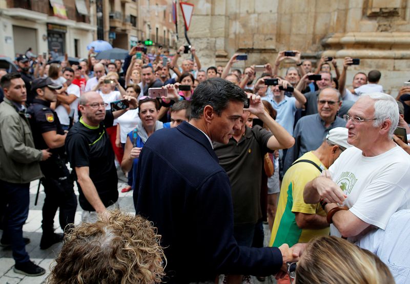 El presidente del Gobierno en funciones, Pedro Sánchez, saluda a los habitantes de Orihuela.