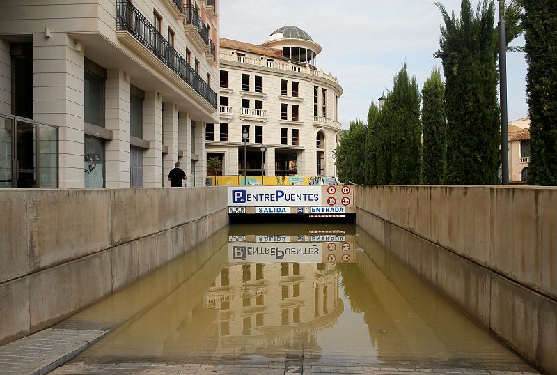 Así ha quedado un párking subterráneo, completamente inundado, en la ciudad alicantina.