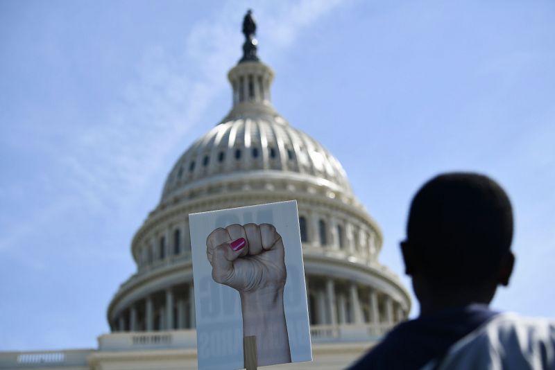 La gente se manifiesta frente al Capitolio en Washington