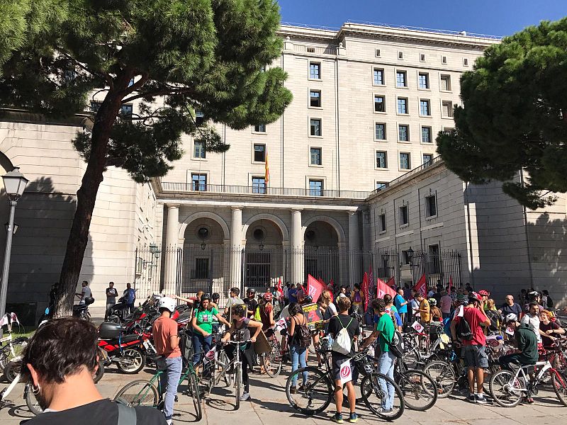 Activistas y estudiantes frente al Ministerio para la Transición Ecológica, en Madrid.