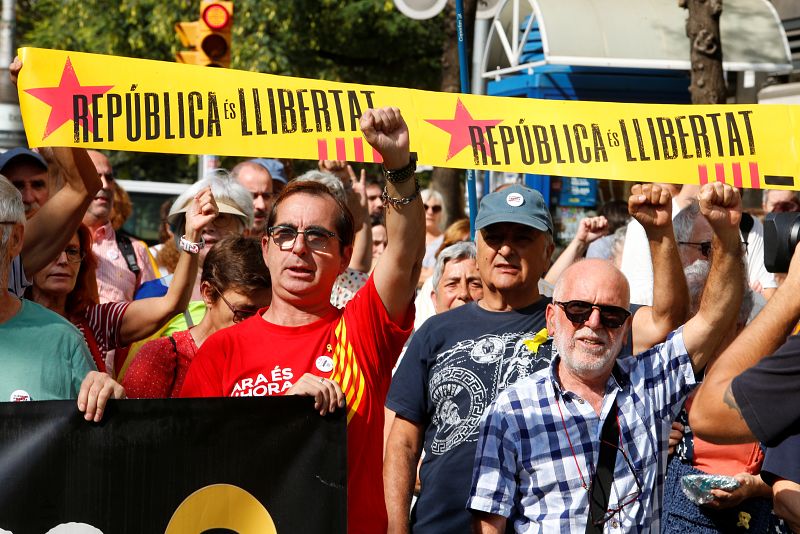 Partidarios de la independencia participan en una concentración en Barcelona en el segundo aniversario del referendum del 1 de octubre.