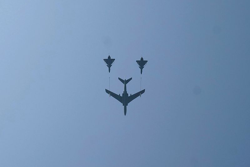 Aviones vuelan en formación el desfile organizado por los 70 años de la República Popular China.