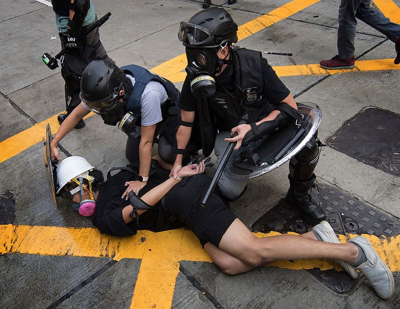 La policía arresta a un manifestante en el área de Wanchai de Hong Kong