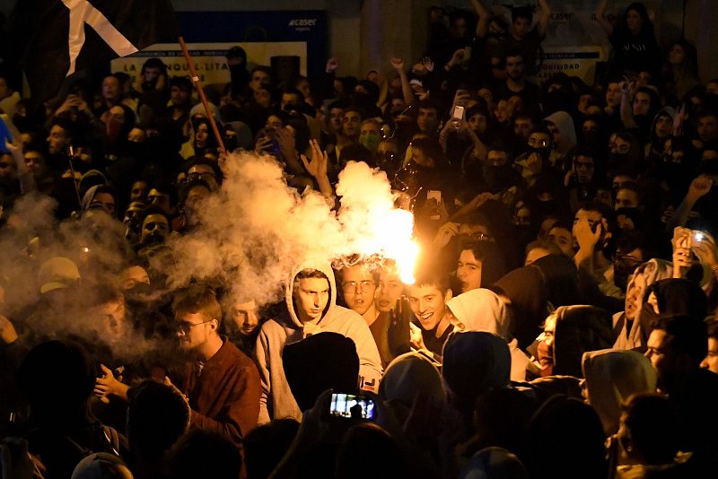 Los manifestantes encienden una bengala frente a la Delegación del Gobierno en Barcelona. 