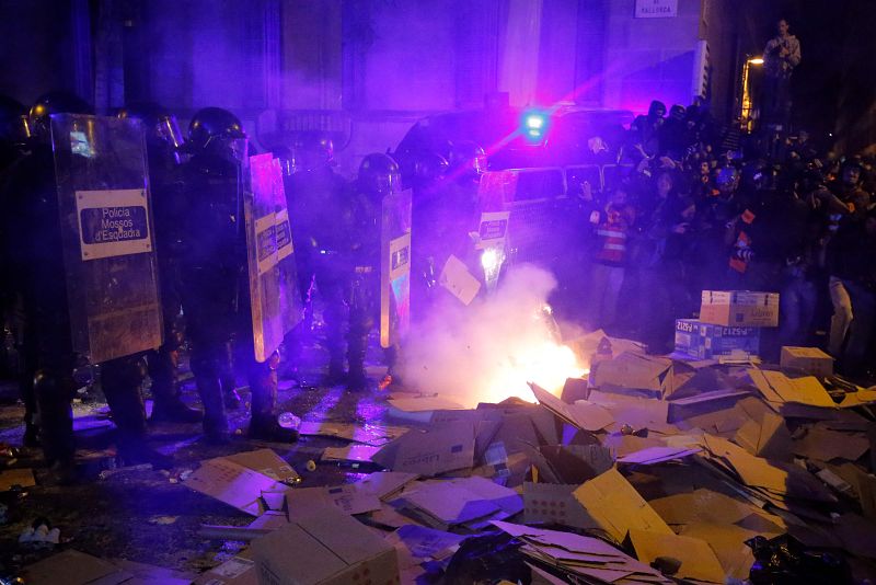 Los manifestantes, unos 40.000, lanzan petardos hacia las Fuerzas de Seguridad en las enmediaciones de la Delegación del Gobierno.