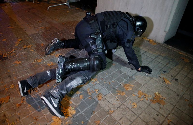Un policía detiene a un manifestante independentista después de la sentencia del Tribunal Supremo.