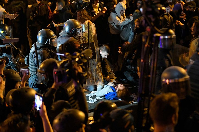 Cargas de Mossos D'Esquadra a los manifestantes y tensión en Cataluña.