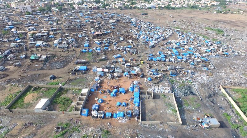 Las tiendas en las que malviven 900 personas de etnia peul, desplazadas por las matanzas étnicas del norte, en medio del vertedero de Faladie