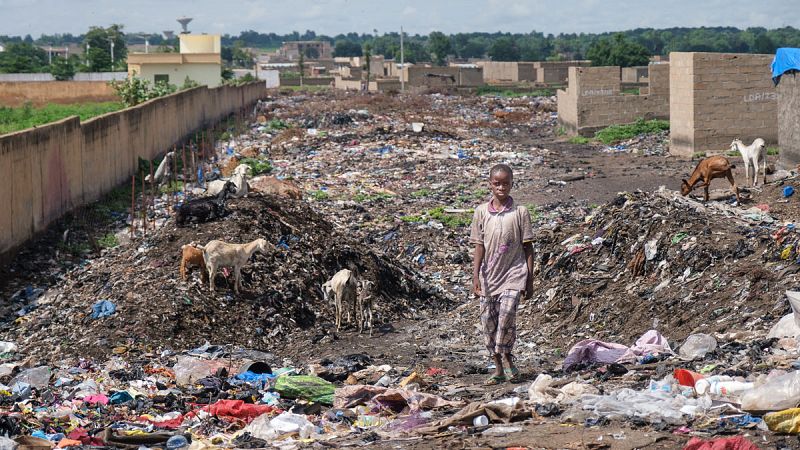 Animales y cabras conviven entre la basura en el campo de desplazados de Faladie, en Bamako (Mali)