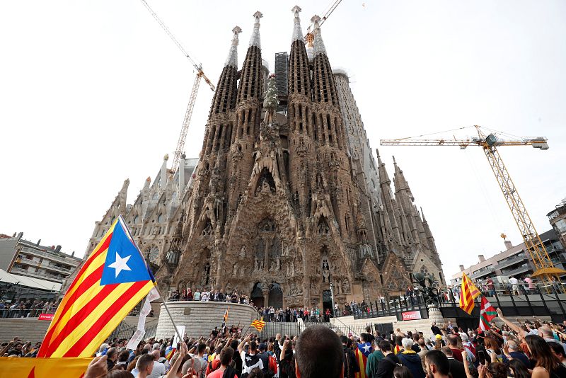 Manifestantes independentistas se concentran alrededor de La Sagrada Familia, uno de los monumentos mñas emblemáticos de Barcelona, durante la huelga general.