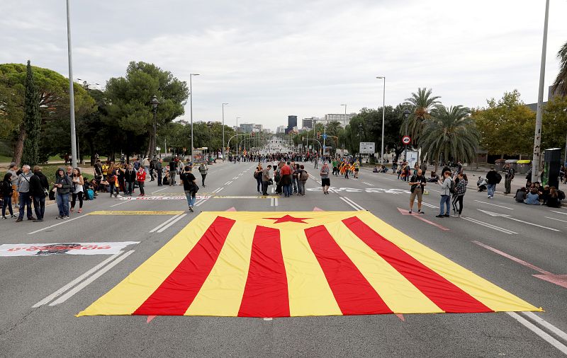 Una estelada gigante, sobre la Avenida Diagonal de Barcelona, que ha sido bloqueada por los manifestantes.
