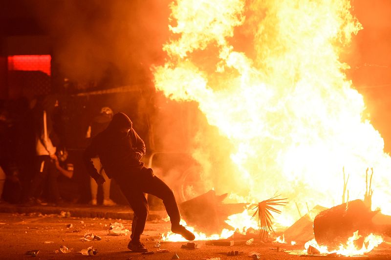 Un manifestante junto a la quema de barricadas durante las protestas en contra de la sentencia del 'procés'.