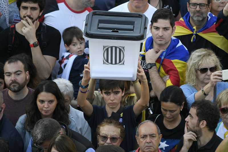 Un joven manifestante exhibe una urna como las que se utilizaron el 1 de octubre de 2017.