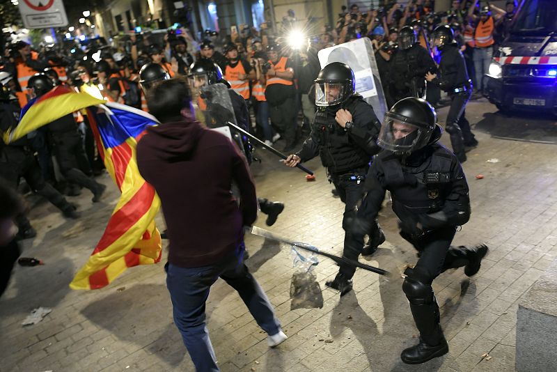 Agentes golpean a un manifestante.