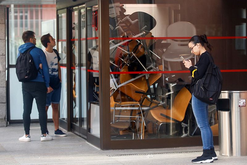 Alguns estudiants a les portes de la facultat de Ciències Socials de la Universitat Pompeu Fabra
