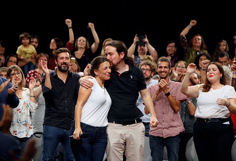 Iglesias besa a la diputada de Galicia en Común, Yolanda Díaz.