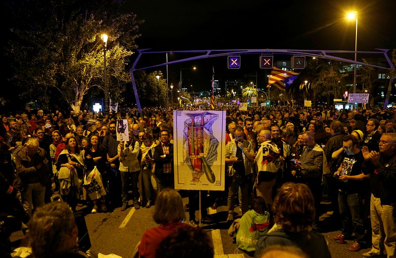Els manifestants s'han concentrat  per protestar per la visita del Rei
