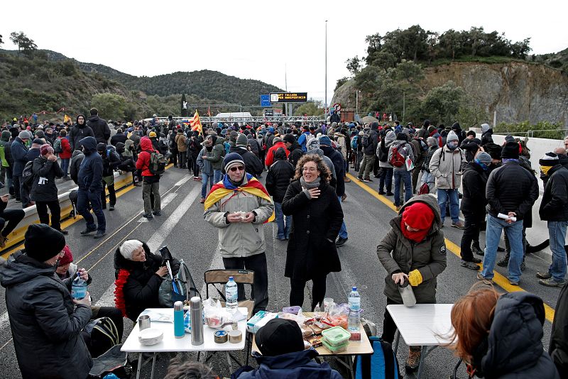 Els concentrats s'avituallen durant el bloqueig a La Jonquera