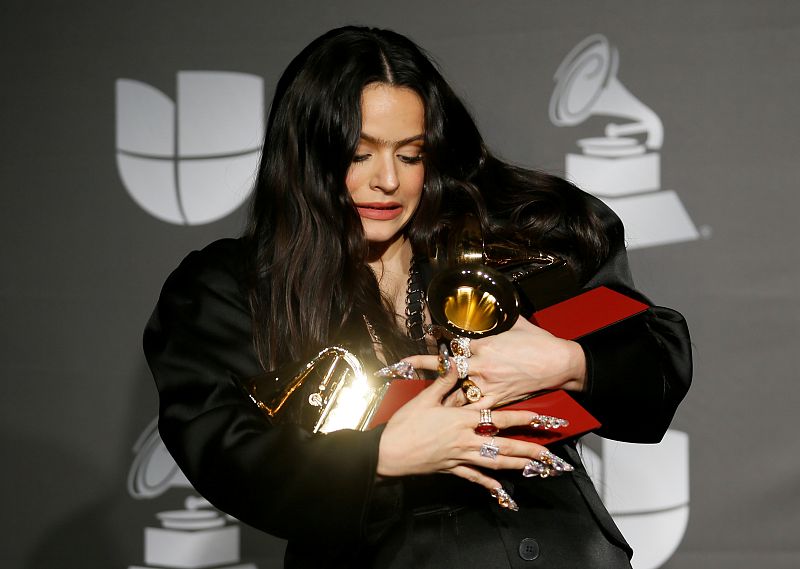 Rosalía nos tiene acostumbrados a unas fotos con un looks increíbles y bien de morritos, pero cuando tienes que llevar tres Grammy en los brazos es difícil manetener el equilibrio.
