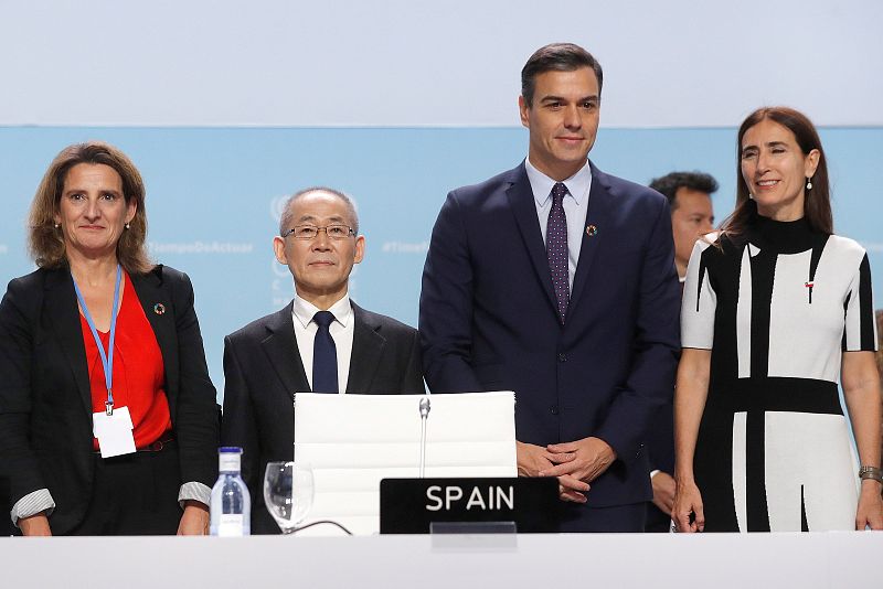  La presidenta de la COP25 y ministra de Medio Ambiente chilena, Carolina Schmidt (d), acompañada por el presidente del Gobierno español, Pedro Sánchez (2d); la ministra para la Transición Ecológica española, Teresa Ribera (i), y el presidente del IP