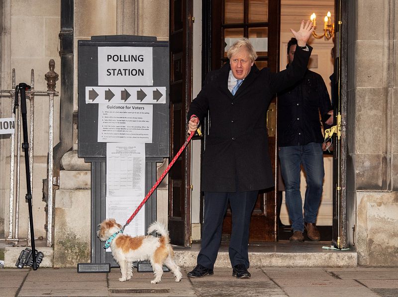 El primer ministro británico llega con su perro Dilyn al Central Methodist en Londres.