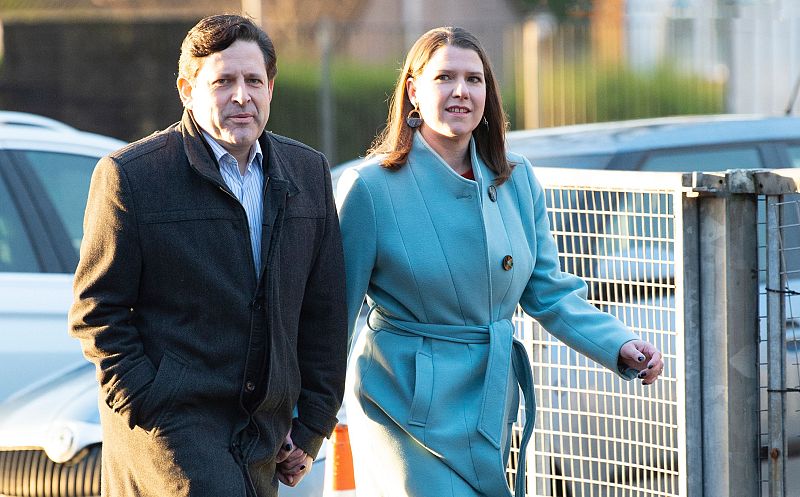 La líder demócrata liberal de Gran Bretaña y su esposo Duncan Hames llegan a una mesa electoral para emitir el voto en Glasgow.