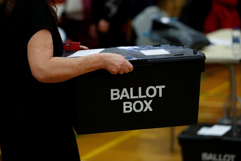 Urna con votos de las elecciones generales en el Reino Unido