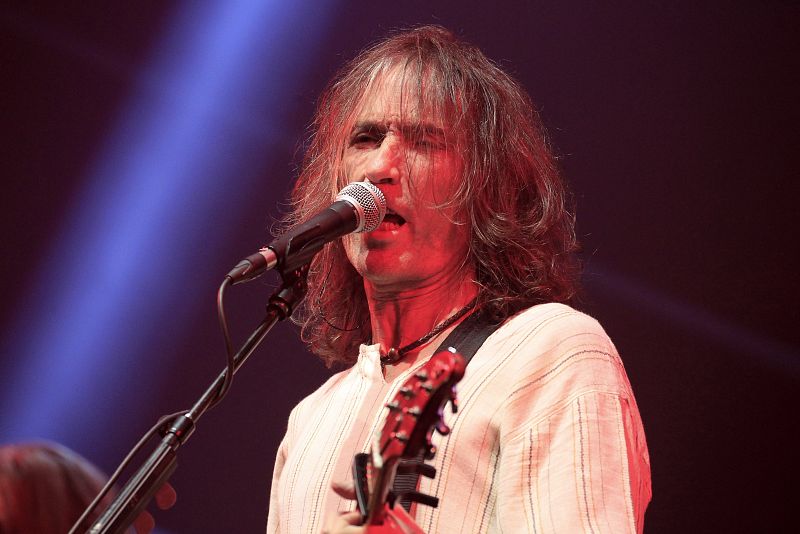 El cantante y compositor Robe Iniesta durante un concierto en el Palacio de los Deportes de la Comunidad de Madrid.