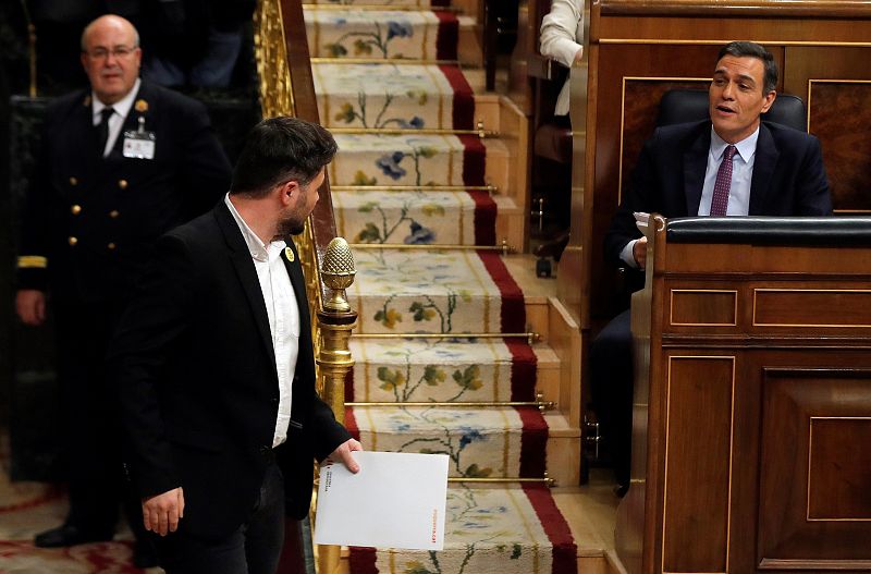 El portavoz de ERC, Gabriel Rufián, bajo la mirada del candidato a la Presidencia del Gobierno, Pedro Sánchez, abandona la tribuna tras su intervención ante el pleno del Congreso de los Diputados