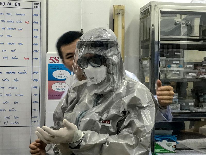 El viceministro de Salud de Vietnam, Nguyen Truong Son, vestido con traje protector antes de visitar a los enfermos.