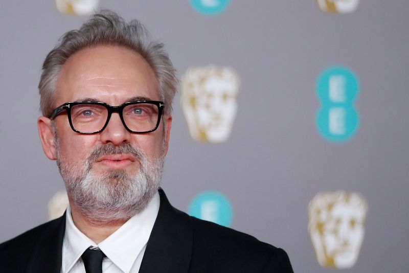 Sam Mendes posa en la alfombra roja a su llegada a la gala de los Bafta, donde está nominado en tres categorías: mejor Película, mejor Película Británica y mejor Director por '1917'