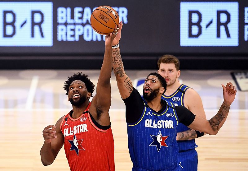 Joel Embiid, del Equipo Giannis, y Anthony David, del Equipo LeBron, peleando por el balón en el tercer tiempo del partido.