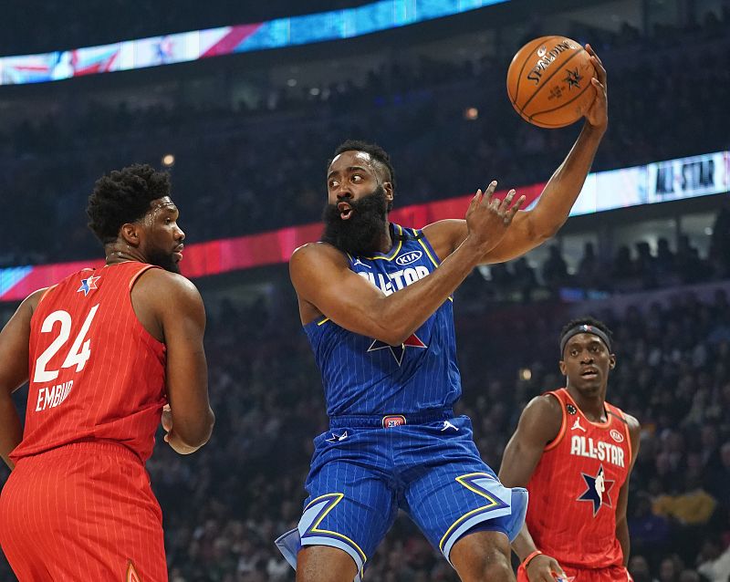 James Harden, jugador del Houston Rockets y del Equipo LeBron, mantiene lejos el balón de Joel Embiid, de los Philadelphia 76ers, y de Pascal Siakam, de los Toronto Raptors, ambos del Equipo Giannis, durante el primer tiempo.