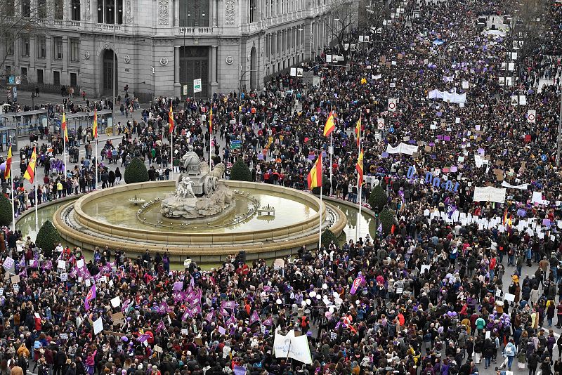 La manifestación del 8M en Madrid a su paso por la plaza de la Cibeles.