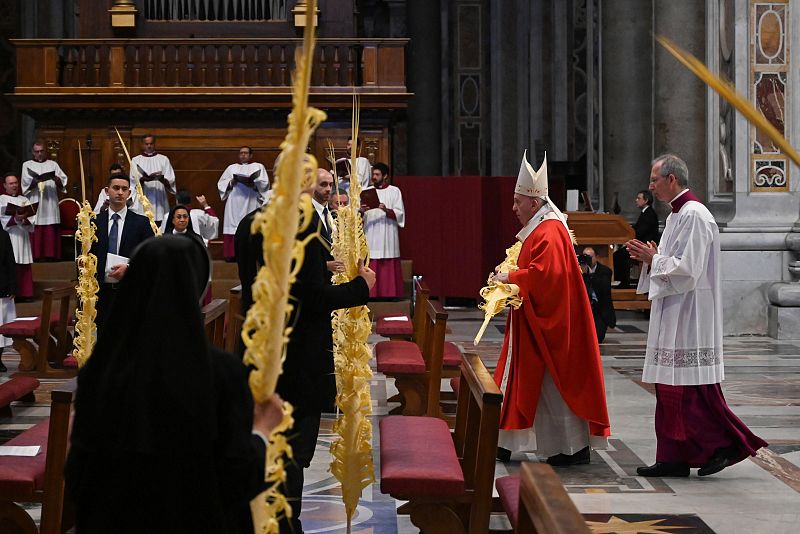 El papa Francisco celebra a puerta cerrada la misa del Domingo de Ramos en el interior de la basílica de San Pedro.