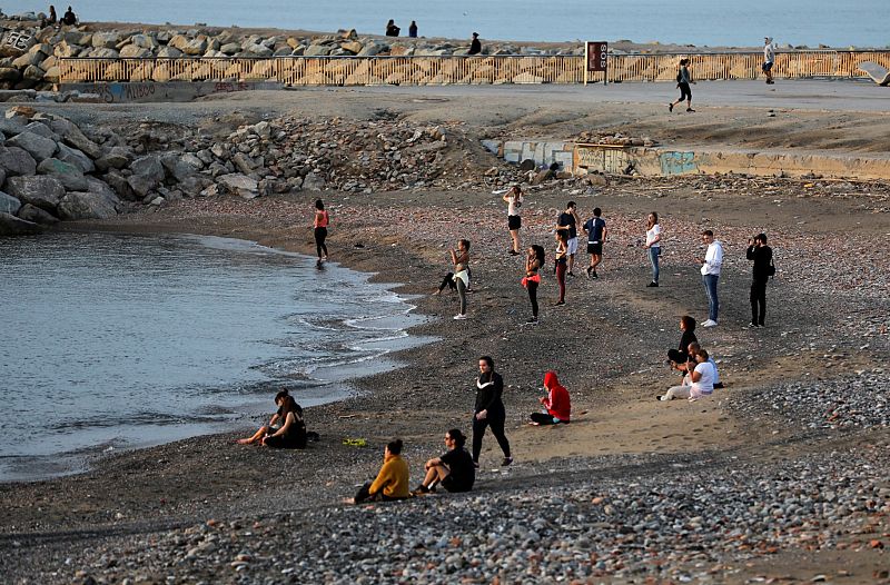 La gente hace ejercicio y se relaja en la playa de la Barceloneta por primera vez desde que se anunció el estado de alarma.