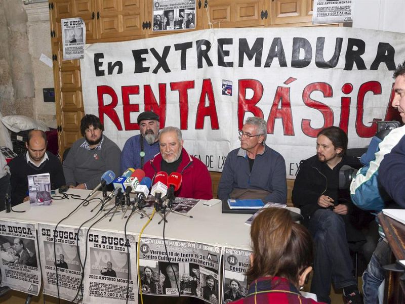 Julio Anguita junto a Pablo Iglesias en un acto en 2014