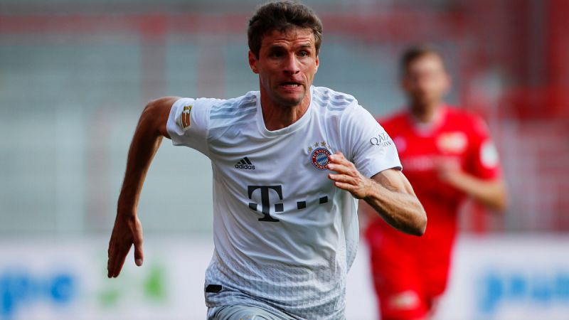 Imagen: Thomas Müller esprinta en el partido del Bayern en el campo del Unión Berlín