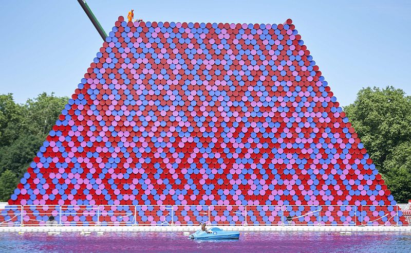 En esta foto de archivo tomada el 11 de junio de 2018, los trabajadores construyen 'The Mastaba', un trabajo al aire libre compuesto por más de 7000 barriles apilados.