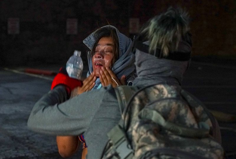Un manifestante se lava los ojos después de recibir un impacto de gases lacrimógenos durante una protesta contra la muerte de George Floyd.
