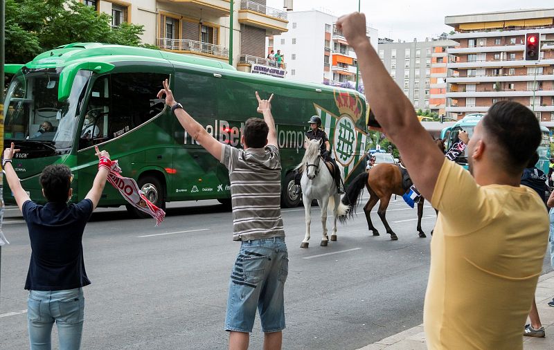 ABRAZOS Y AFICIONADOS EN EL SEVILLA - BETIS