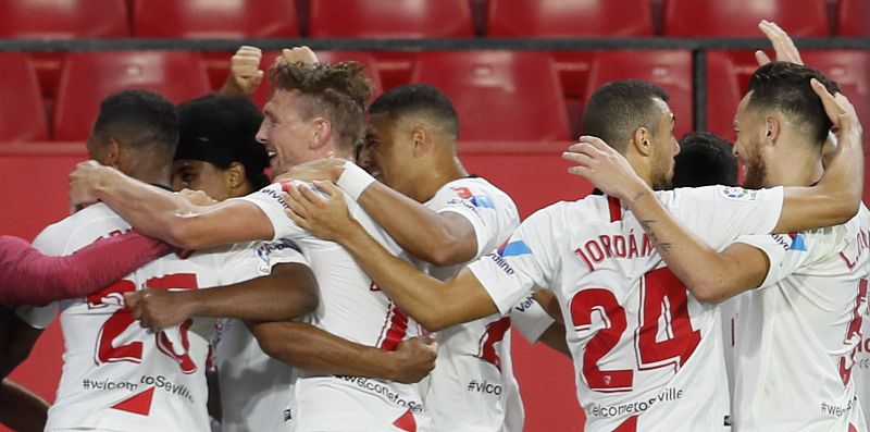 ABRAZOS Y AFICIONADOS EN EL SEVILLA - BETIS