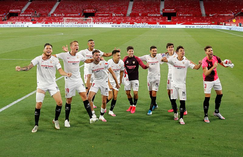 ABRAZOS Y AFICIONADOS EN EL SEVILLA - BETIS