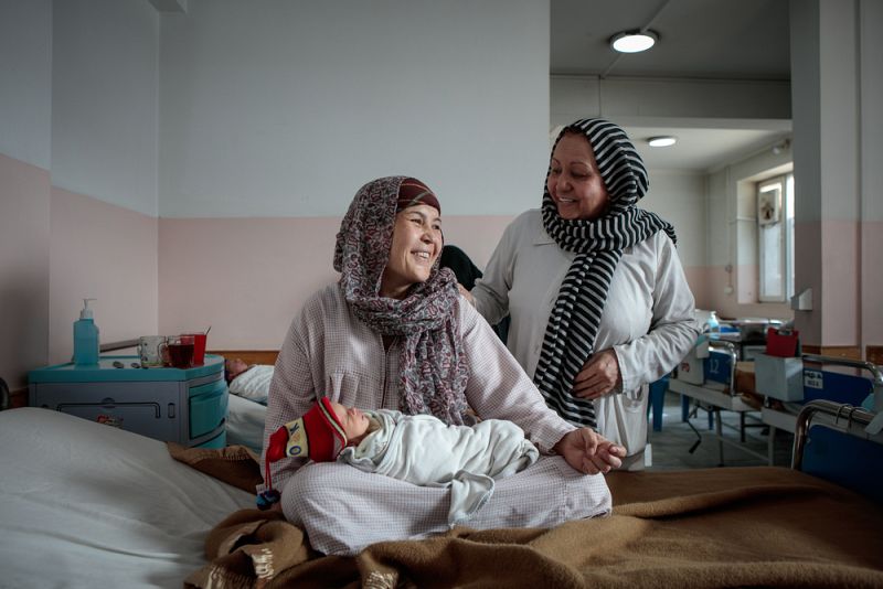 Zakia, de 32 años, con sus gemelas Qassim y Abbas.