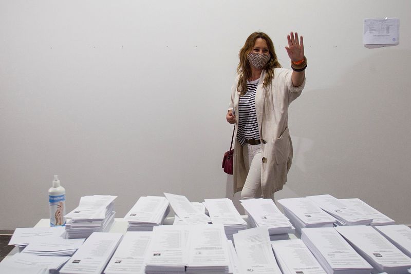 La candidata a la presidencia de la Xunta de Galicia por Ciudadanos Beatriz Pino, a su llegada al colegio Niño Jesús de Praga de Vigo para ejercer su derecho al voto.