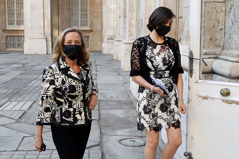 La vicepresidenta del Gobierno y ministra de Economía, Nadia Calviño (i) a su llegada al Patio de la Armería del Palacio Real en Madrid.