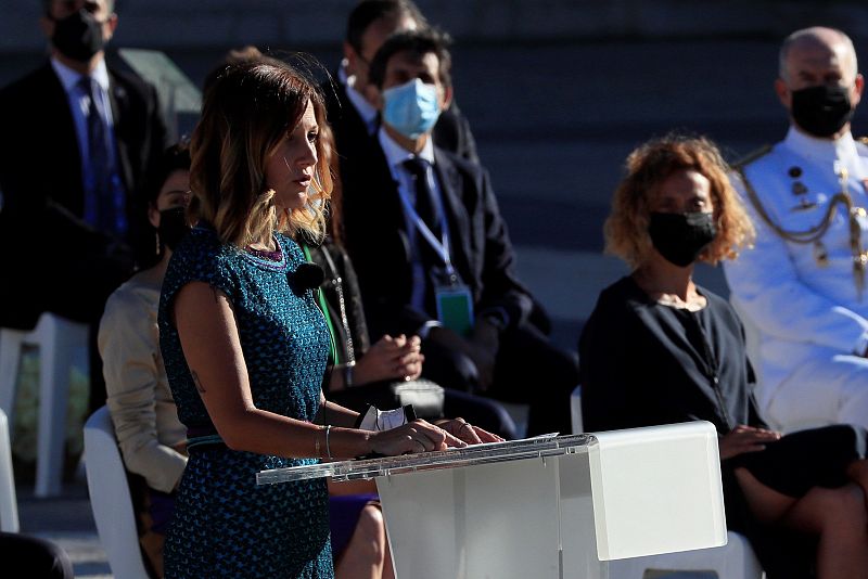 La jefa del servicio de Urgencias del Hospital Vall d'Hebron, Aroa López durante su intervención en el homenaje de Estado a las víctimas de la pandemia de coronavirus y a los colectivos que le han hecho frente en primera línea en el Patio de la Armer