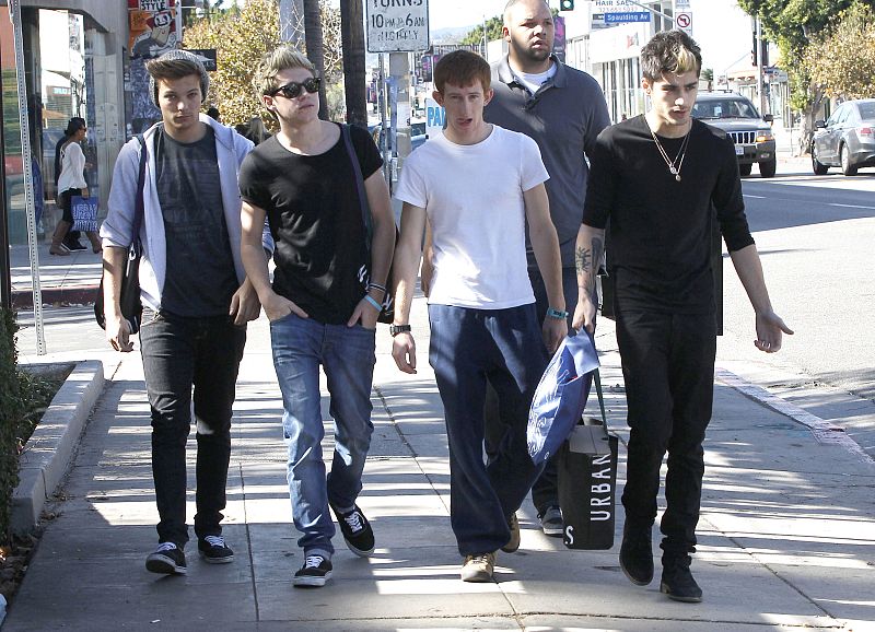 Zayn Malik, Niall Horan y Louis Tomlinson paseando por West Hollywood, California, en November de 2012.